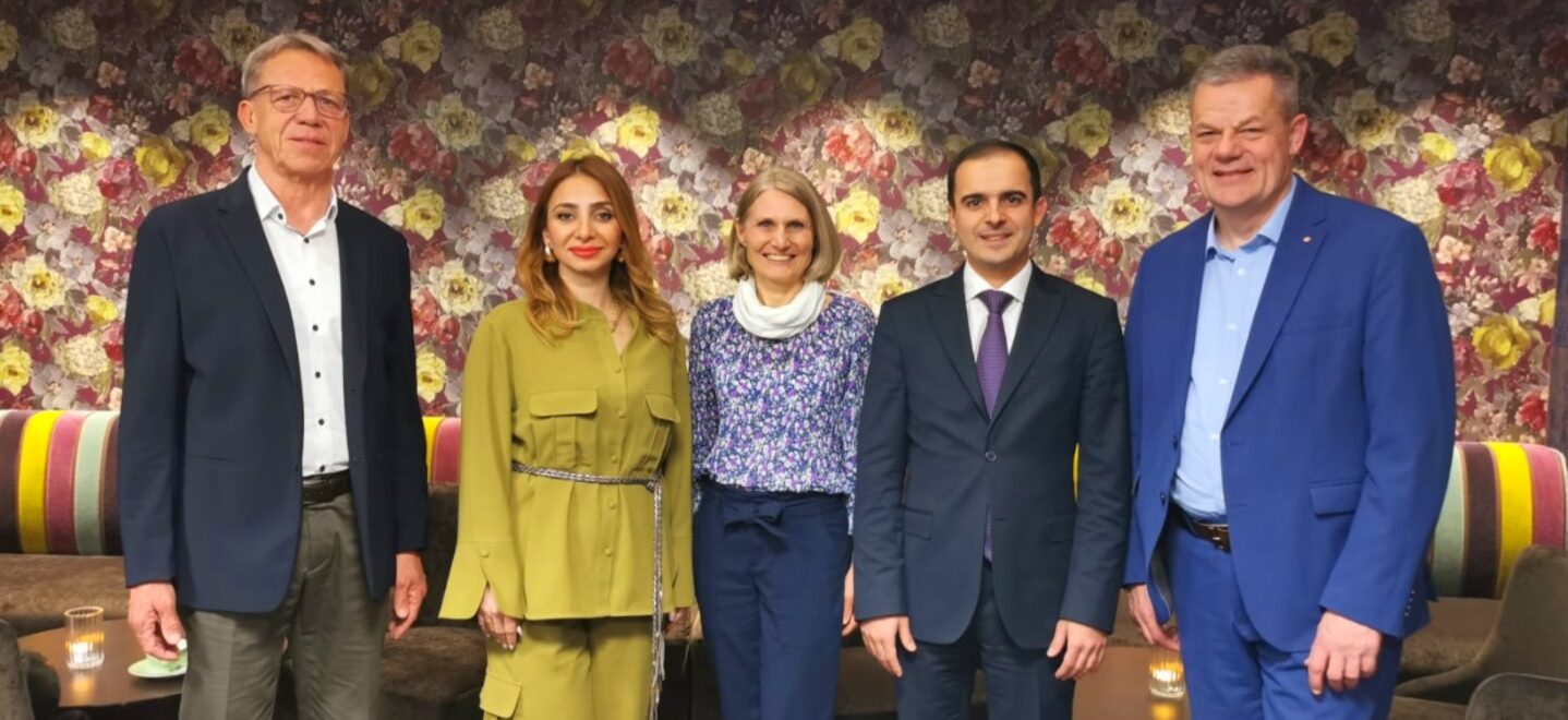Groepsfoto van vertegenwoordigers van de Hotelstars Union en de Azerbaijan Hotel Association tijdens de officiële toetreding van Azerbeidzjan als volwaardig lid, gemaakt in Oslo.
